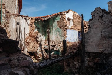 Orgosolo, Sardinya / Ekim 2019: Antik evlerin kalıntıları