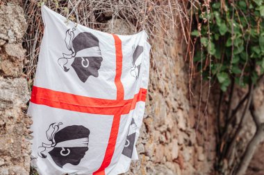 Dört başlı ikonik sardalya bayrağı.