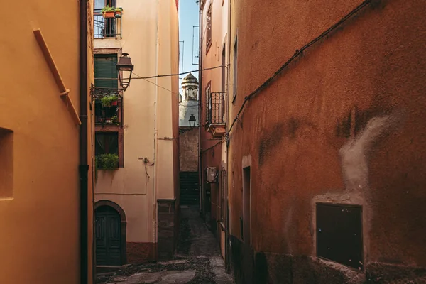 BOSA, ITALIE / OCTOBRE 2019 : La vie dans le mal coloré des pêcheurs — Photo