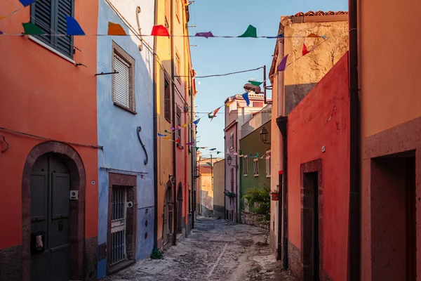 BOSA, ITALIA / OCTUBRE 2019: La vida en el colorido mal de los pescadores — Foto de Stock