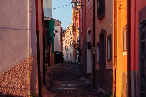 BOSA, ITALIA / OCTUBRE 2019: La vida en el colorido mal de los pescadores — Foto de Stock