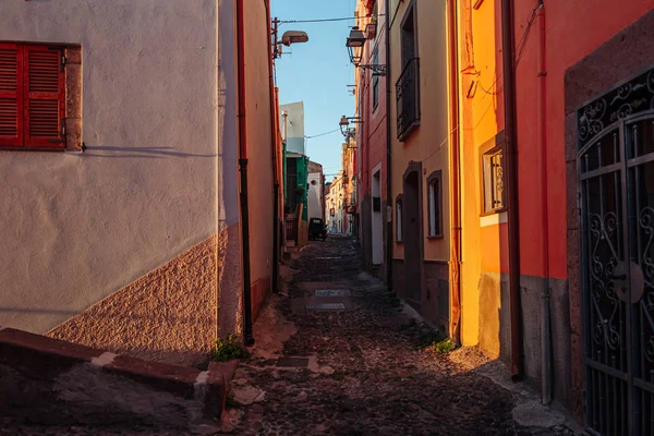 BOSA, ITALIA / OCTUBRE 2019: La vida en el colorido mal de los pescadores — Foto de Stock