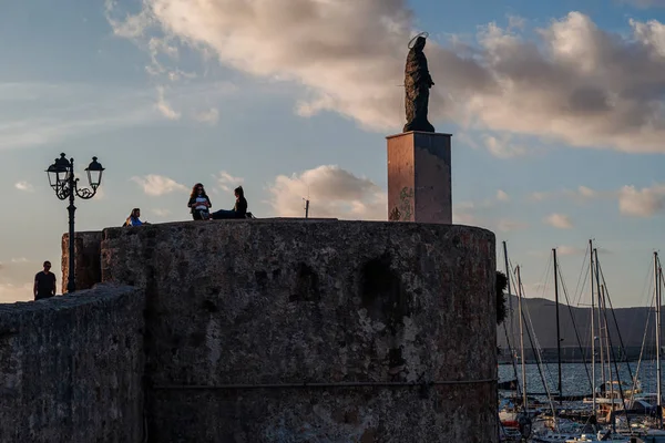 ALGHERO, ITALY / OCTOBER 2019: Den hellige statuen som beskytter po – stockfoto