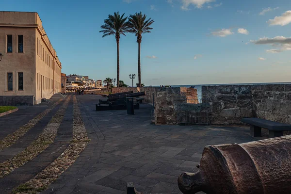 ALGHERO, ITALIA / OTTOBRE 2019: Meraviglioso tramonto sull'antico — Foto Stock