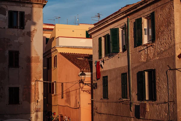 ALGHERO, ITALIA / OCTUBRE 2019: Maravilloso atardecer sobre la antigua — Foto de Stock