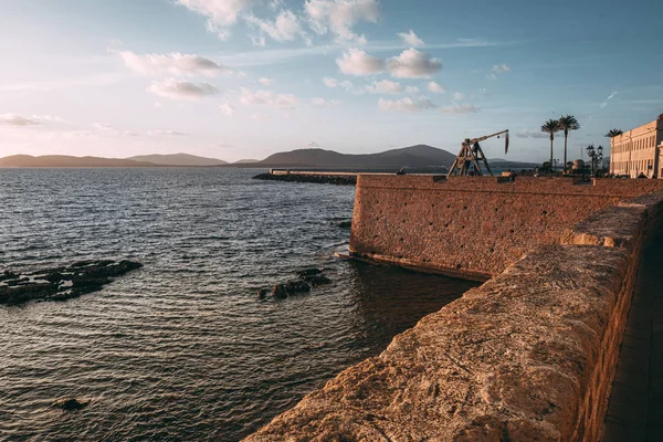 Alghero, Olaszország / Október 2019: Csodálatos naplemente az ősi — Stock Fotó