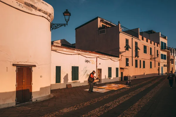 Alghero, Itálie / říjen 2019: Street life in the famous city i — Stock fotografie