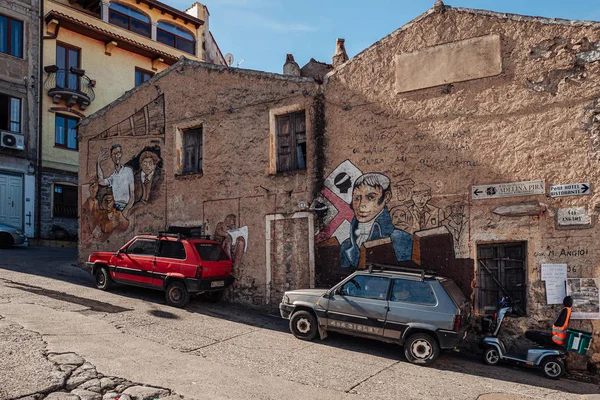 Orgosolo, Sardinië / oktober 2019: De bekende murales in de — Stockfoto