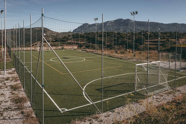 Terrain de football au milieu des montagnes à Orgosolo, Sardaigne — Photo