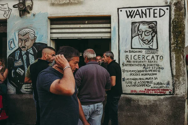 Orgosolo, Sardinië / oktober 2019: De bekende murales in de — Stockfoto