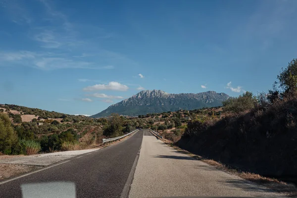 Stara droga w samym sercu Barbagii, Sardynia, z widokiem na th — Zdjęcie stockowe