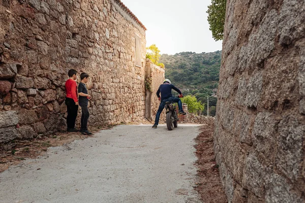 LOLLOVE, SARDEGNA / OTTOBRE 2019: Bambini che giocano con la moto — Foto Stock