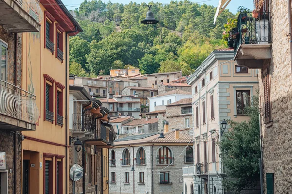 GAVOI, ITALIA / OCTUBRE 2019: La vida callejera en el pueblo rural en — Foto de Stock