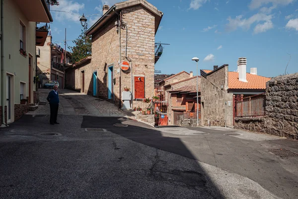 Gavoi, Italië / oktober 2019: Straatleven op het platteland — Stockfoto