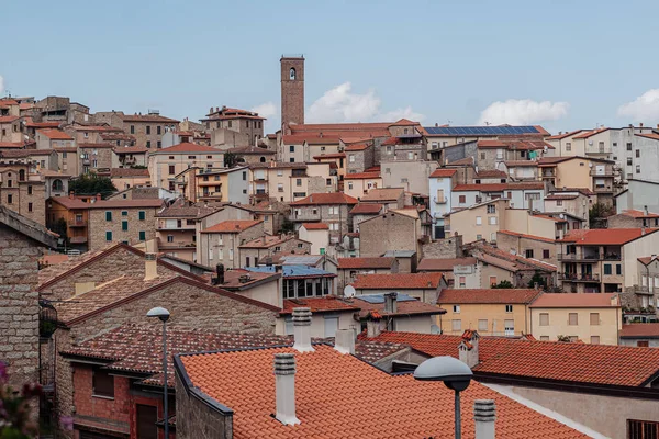 GAVOI, ITALIA / OCTUBRE 2019: La vida callejera en el pueblo rural en — Foto de Stock