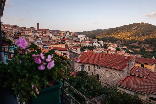 GAVOI, ITALIA / OCTUBRE 2019: La vida callejera en el pueblo rural en — Foto de Stock
