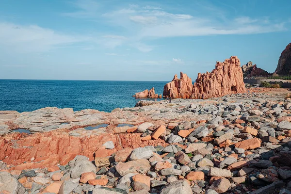 ARBATAX, ITALIA / OTTOBRE 2019: La scenografica spiaggia di rocce rosse a Sar — Foto Stock