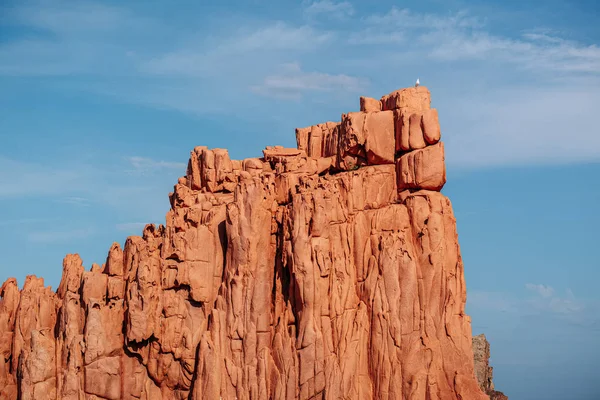 АРБАТАКС, ИТАЛИЯ / ОКТЯБРЬ 2019: Живописный пляж красных скал в Саре — стоковое фото