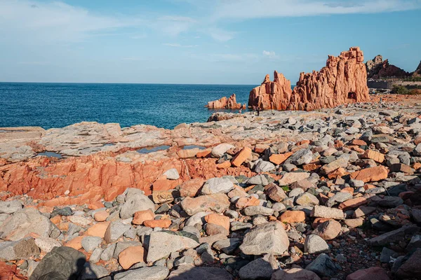 ARBATAX, ITALIA / OTTOBRE 2019: La scenografica spiaggia di rocce rosse a Sar — Foto Stock