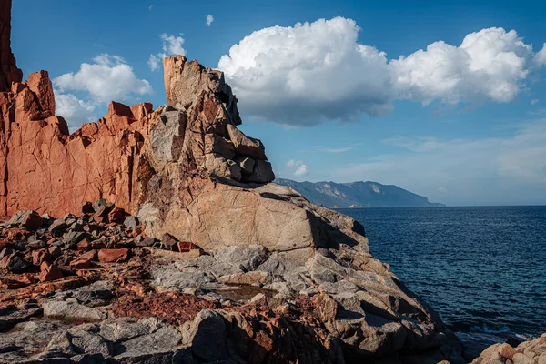 ARBATAX, ITALIA / OCTUBRE 2019: La pintoresca playa de rocas rojas en Sar —  Fotos de Stock