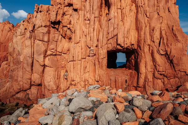 ARBATAX, ITALIA / OCTUBRE 2019: La pintoresca playa de rocas rojas en Sar — Foto de Stock