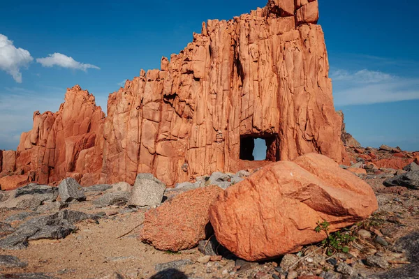 ARBATAX, ITALIA / OCTUBRE 2019: La pintoresca playa de rocas rojas en Sar — Foto de Stock