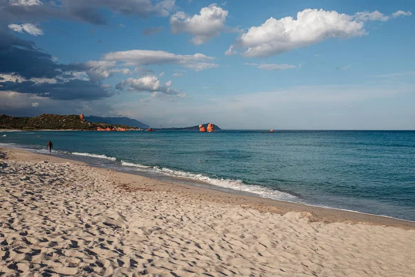 TORTOLI, SARDINIA / OUTUBRO 2019: A maravilhosa praia de Cea com r — Fotografia de Stock