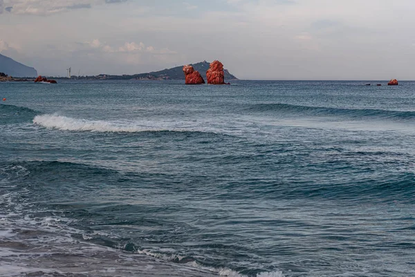 Het prachtige strand van Cea met rode rotsen in Ogliastra, Sardinië — Stockfoto