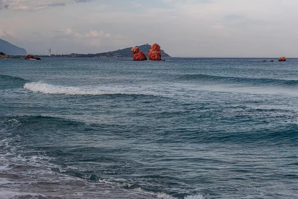 La meravigliosa spiaggia di Cea con rocce rosse in Ogliastra, Sardegna — Foto Stock