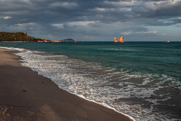 La meravigliosa spiaggia di Cea con rocce rosse in Ogliastra, Sardegna — Foto Stock