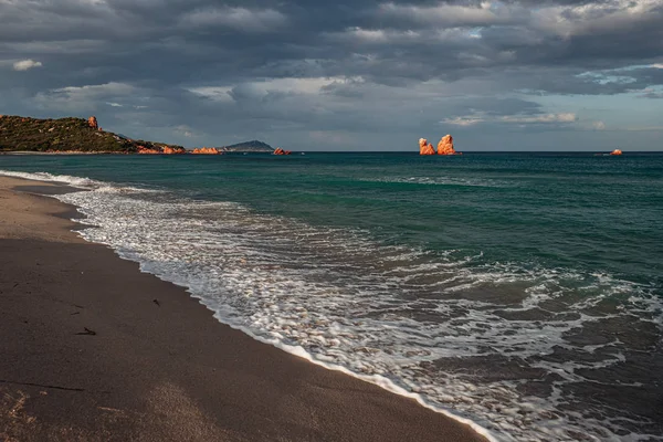 Het prachtige strand van Cea met rode rotsen in Ogliastra, Sardinië — Stockfoto