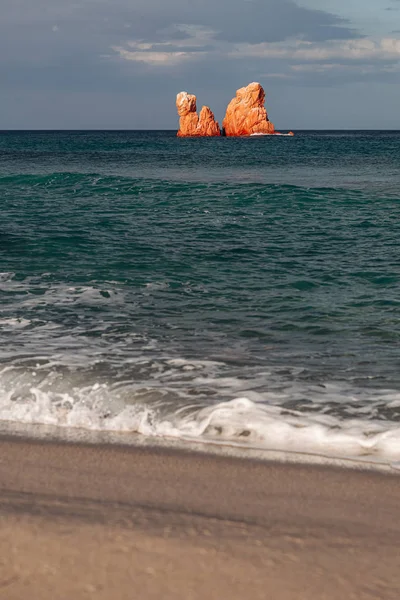 La maravillosa playa de Cea con rocas rojas en Ogliastra, Cerdeña — Foto de Stock