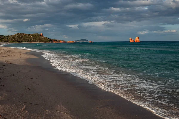 Het prachtige strand van Cea met rode rotsen in Ogliastra, Sardinië — Stockfoto