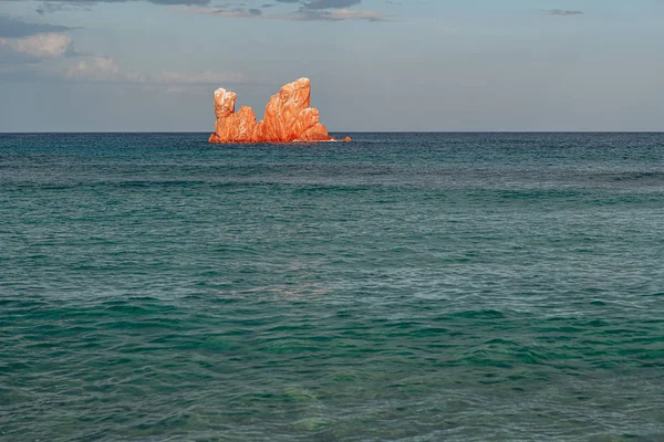 Прекрасный пляж Цеа с красными скалами в Ольястре, Италия — стоковое фото
