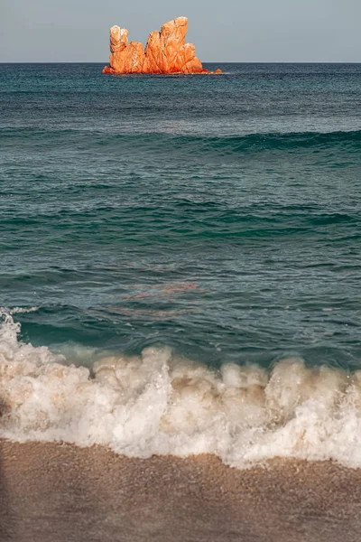 Der wunderschöne Strand von Cea mit roten Felsen in der ogliastra, Sardinien — Stockfoto