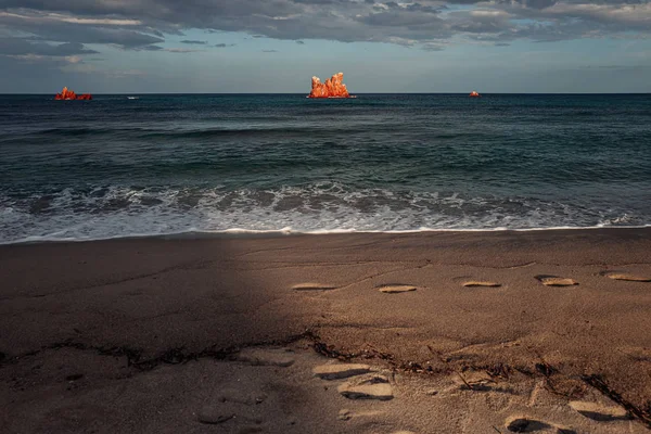 Nádherná pláž Cea s červenými kameny v Ogliastře, Sardinie — Stock fotografie