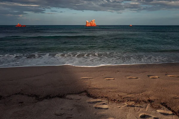 Nádherná pláž Cea s červenými kameny v Ogliastře, Sardinie — Stock fotografie