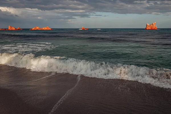 Ogliastra, Sardinya 'da kızıl kayalıkları olan harika Cea plajı. — Stok fotoğraf
