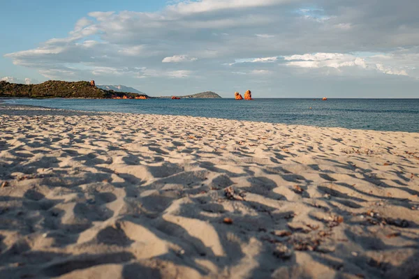 La meravigliosa spiaggia di Cea con rocce rosse in Ogliastra, Sardegna — Foto Stock