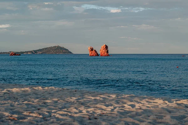 Прекрасный пляж Цеа с красными скалами в Ольястре, Италия — стоковое фото