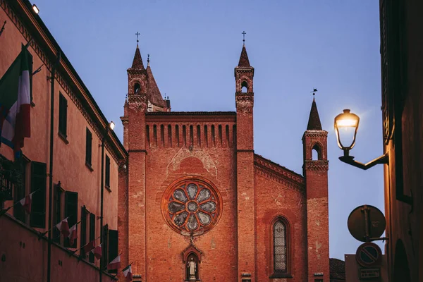 Alba, İtalya / Kasım 2019: San Lore 'un Muhteşem Katedrali — Stok fotoğraf