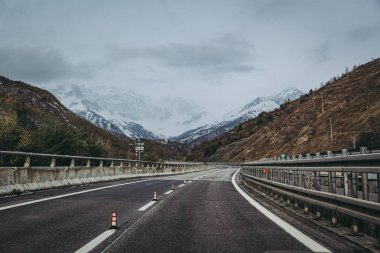 Bardonecchia, İtalya / Kasım 2019: Alplere bakış 