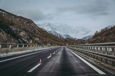 Bardonecchia, İtalya / Kasım 2019: Alplere bakış 