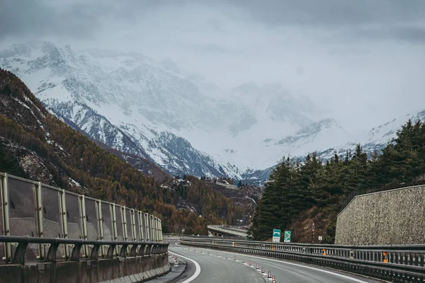 Bardonecchia, Włochy / listopad 2019: Widok na Alpy wzdłuż — Zdjęcie stockowe