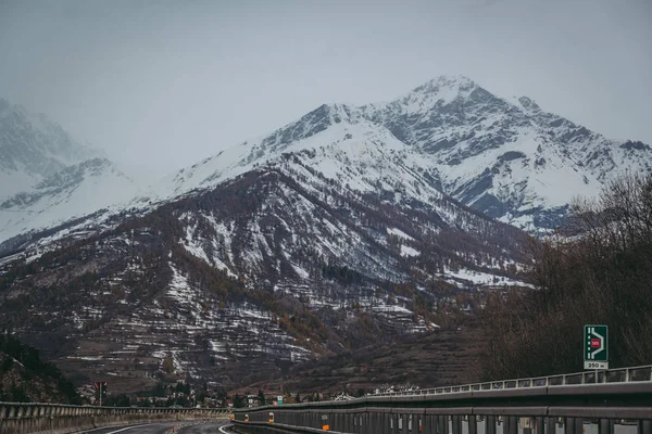 Bardonecchia, Olaszország / 2019. november: Kilátás az Alpok mentén — Stock Fotó