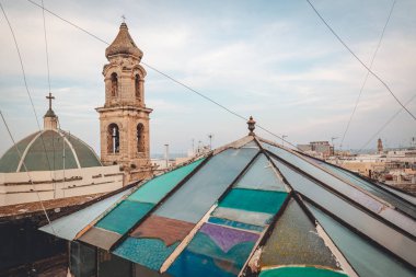 Mola Di Bari, İtalya / Ağustos 2018: Eski kentin manzarası