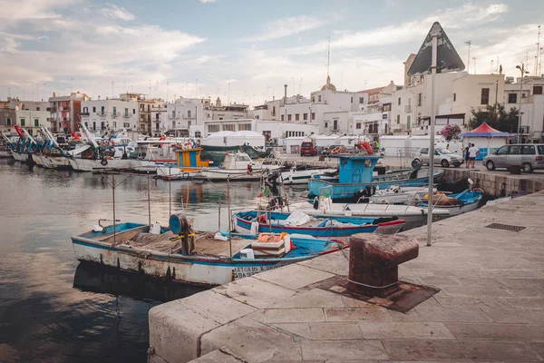 Mola Di Bari, İtalya / Haziran 2019: Eski günbatımında harika bir gün batımı — Stok fotoğraf