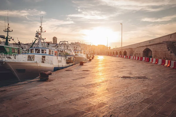 Mola di bari, italien / juni 2019: wunderschöner sonnenuntergang über der alten stadt — Stockfoto