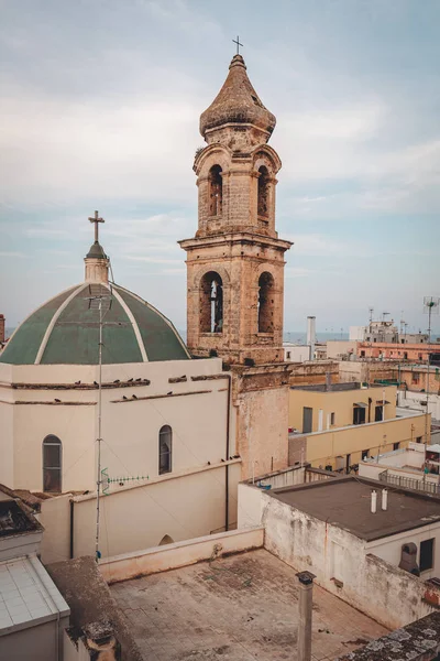 Mola Di Bari, Włochy / sierpień 2018: Widok na stare miasto z th — Zdjęcie stockowe