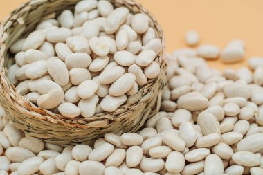Saman sepetinde sağlıklı organik kurutulmuş beyaz fasulye